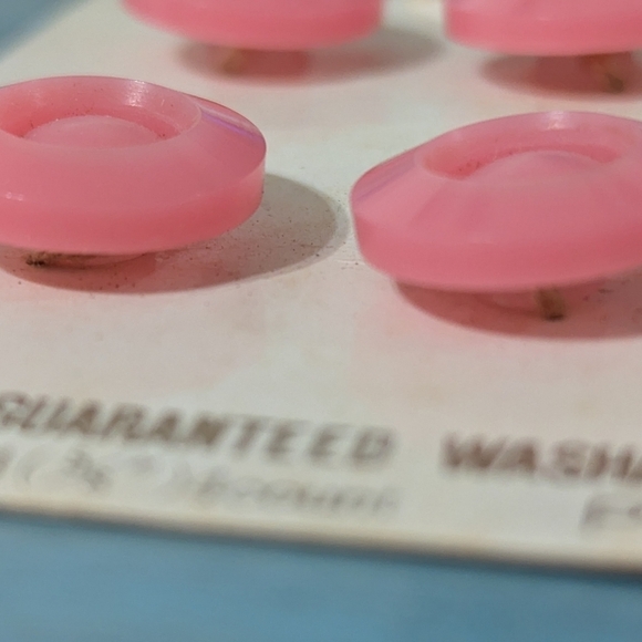 Vintage Le Chic Set of #4 Pink Buttons ✨ 3 /$13 ✨ - Picture 2 of 2